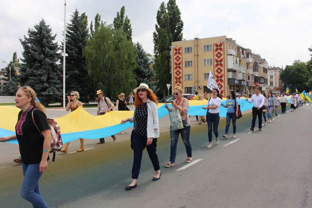 По Измаилу пронесли стометровый флаг участники фестиваля "Дунайська січ (ФОТО) По Измаилу пронесли стометровый флаг участники фестиваля "Дунайська січ (ФОТО)