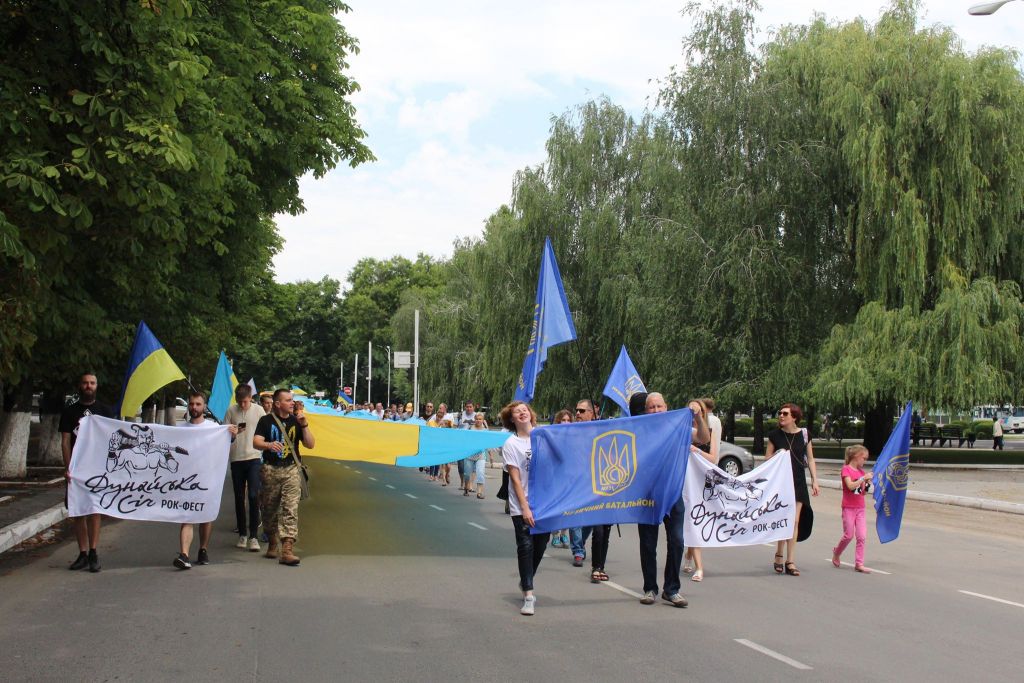 По Измаилу пронесли стометровый флаг участники фестиваля "Дунайська січ (ФОТО) По Измаилу пронесли стометровый флаг участники фестиваля "Дунайська січ (ФОТО)