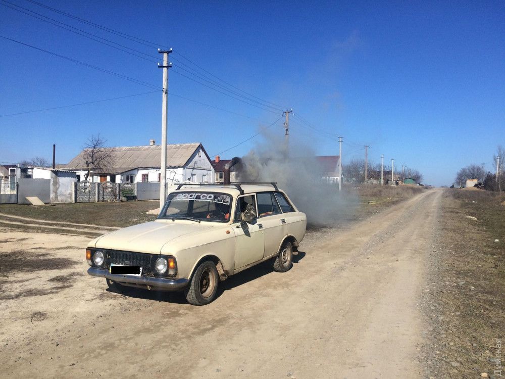 В Одесской области водитель отапливает свой «Москвич» при помощи буржуйки В Одесской области водитель отапливает свой «Москвич» при помощи буржуйки