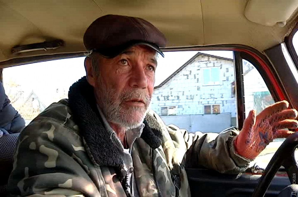 В Одесской области водитель отапливает свой «Москвич» при помощи буржуйки В Одесской области водитель отапливает свой «Москвич» при помощи буржуйки