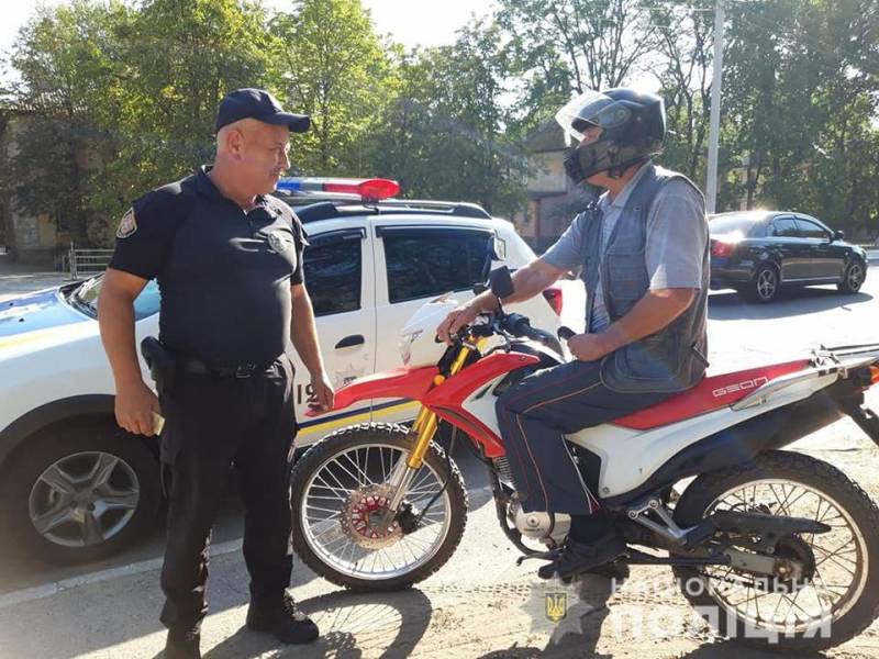 Полиция следит за соблюдением ПДД водителями мототранспорта Полиция следит за соблюдением ПДД водителями мототранспорта