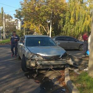 В Измаиле на Горького очередное ДТП - на этот раз в жилой дом влетел автоприцеп (ФОТО)
