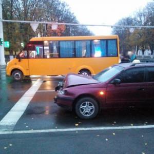 В Измаиле на двух проспектах столкнулись маршрутка и такси (ФОТО)