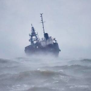 Моряки не хотят покидать судно: под Одессой пытаются спасти экипаж оказавшегося в ловушке танкера