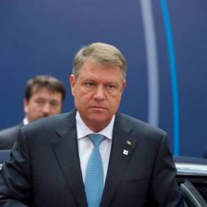 Действующий глава Румынии лидирует на выборах президента
