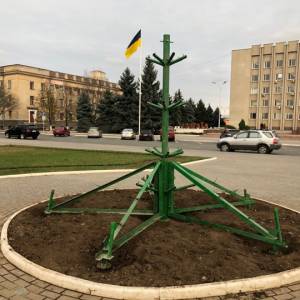 В Измаиле начали устанавливать главную елку города (ФОТО)