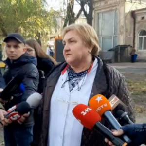 Спасатель, который упал с лестницы на пожаре на Троицкой, остается в крайне тяжелом состоянии в коме
