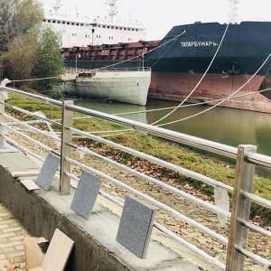 В Измаиле на морвокзале меняют ограждение набережной, устанавливают новое освещение (ФОТО)
