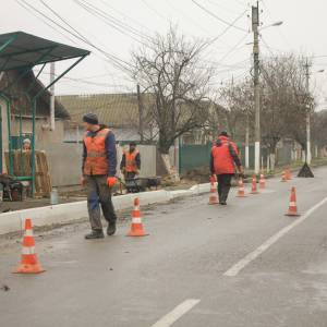 В Измаиле благоустраивают остановки общественного транспорта (ФОТО)