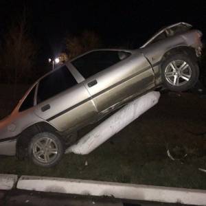 Возле морвокзала пьяный водитель на Opel  влетел на опору ЛЭП и повис на ней (ФОТО)