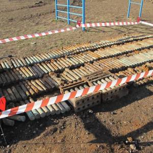 Взрывотехники обнаружили три сотни снарядов на школьном стадионе в Одесской облати