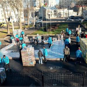 В Одессе построили рекордную пирамиду из 100 тысяч подарков для детей