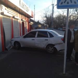 Измаил: в центре микроавтобус спровоцировал тройное ДТП: повреждены три авто и фасад здания (ФОТО)