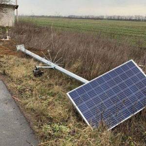 Вандалы разобрали на запчасти подсветку на трассе под Одессой