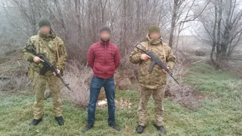 Пограничники Измаильского отряда задержали армянина, который незаконно пересек государственную границу Украины Пограничники Измаильского отряда задержали армянина, который незаконно пересек государственную границу Украины