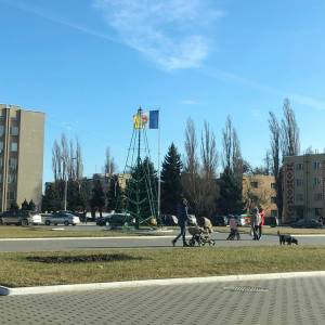 Измаил прощается с главной елкой города и новогодней площадью Победы до следующего года