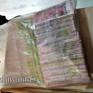 В Одесской области коммунальщик нашел на дороге 250 тыс, которые потеряли инкассаторы  и отнес их в полицию