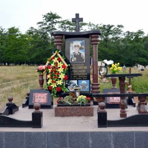 В Каменке установили памятник погибшему в АТО морскому спецназовцу