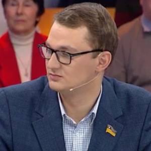 Депутат "Слуги народа" предложил пенсионерке продать собаку ради расчета за коммуналку