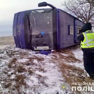 Рейсовый автобус Одесса-Киев перевернулся с пассажирами на скользкой трассе
