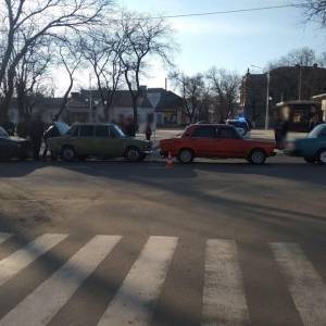 В Измаиле на проспекте Суворова в ДТП столкнулись подряд четыре "ВАЗа" (ФОТО)