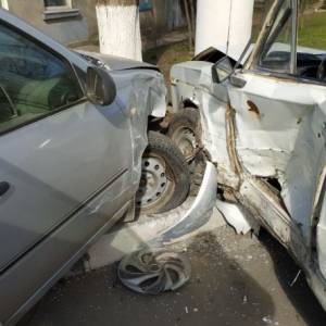 В Измаиле на проспекте Суворова авто влетели в опору светофора, есть пострадавший