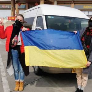 Как встречают эвакуированных из Уханя украинцев