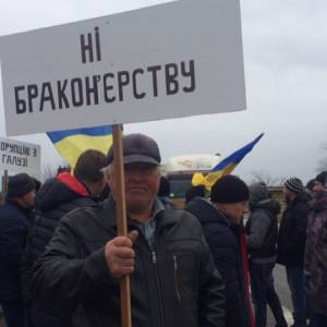 "Хотим законно работать": вилковские рыбаки снова перекрыли трассу Одесса – Рени (фото)