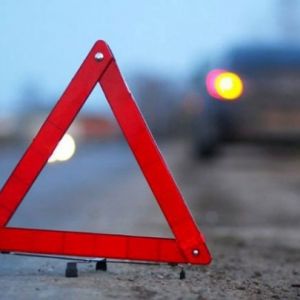 Утром в Броске Nissan влетел в опору ЛЭП, есть пострадавший