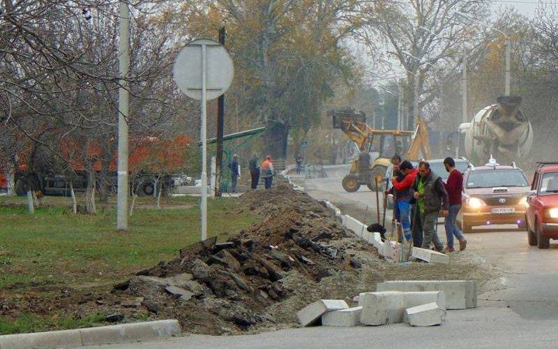 В Измаиле продолжается текущий и капитальный ремонт тротуаров и уличного освещения (ВИДЕО) В Измаиле продолжается текущий и капитальный ремонт тротуаров и уличного освещения (ВИДЕО)