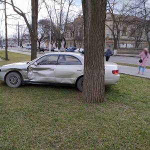 В Измаиле на проспекте Суворова в результате ДТП два автомобиля вылетели в парк (ФОТО)