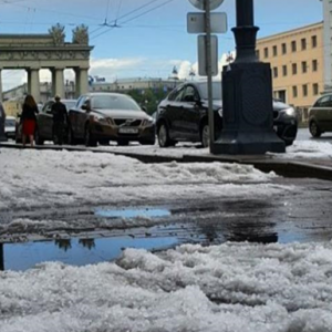 В Санкт-Петербурге выпавший град образовал сугробы (ФОТО)