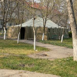 В двух больницах Измаила спасатели установили временные пункты приема и распределения больных коронавирусом