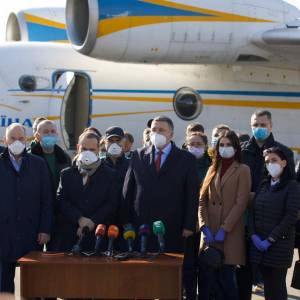 Двадцать украинских врачей вылетели на помощь Италии