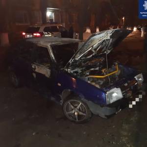 В Измаиле пьяный дебошир поджег автомобиль, разбил дверь в отеле и забор (ФОТО)