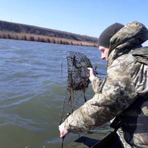На озере Кагул пограничники Измаильского отряда не дали браконьерам наловить раков