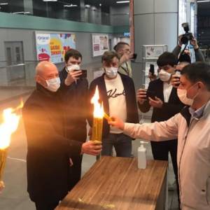 Городской голова Измаила встретил в аэропорту «Одесса» Благодатный Огонь из Иерусалима и везёт его в храмы города (ФОТО)