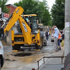 В Измаиле из-за пустот под центральной ливневкой образовались провалы в центре города