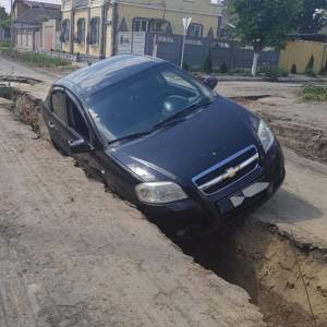 В Измаиле водитель Chevrolet провалился в строительную траншею, где между делом, напился - Город 24 (ФОТО)