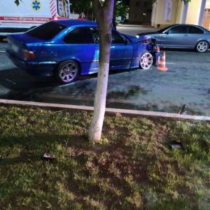 В Измаиле ночью возле ДК BMW въехал в электроопору - Город 24 (ФОТО)