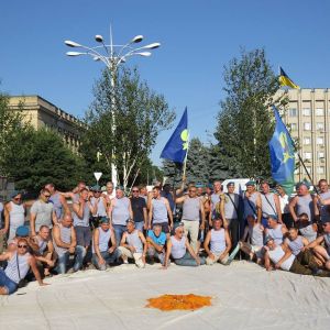 Купание в фонтанах, возложение цветов и шествие с парашютом: в Измаиле отметили день ВДВ