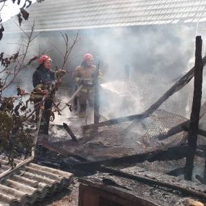 В селе Богатое сгорел деревянный сарай, пожарные предотвратили возгорание примыкающего к нему жилого дома - Город 24