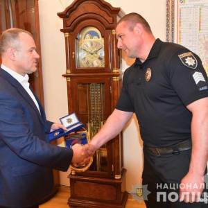 В Одесском главке наградили полицейского, который спас женщину от насильника