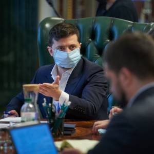 Зеленский идет на самоизоляцию из-за обнаруженного у его жены коронавируса