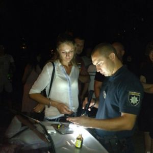 В Одессе четыре пассажира пытались задушить таксиста: девушка держала руки жертвы