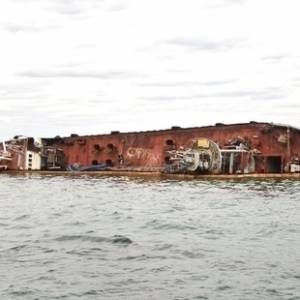 Владельцам Delfi дали ещё месяц на подъём затонувшего танкера с одесского пляжа