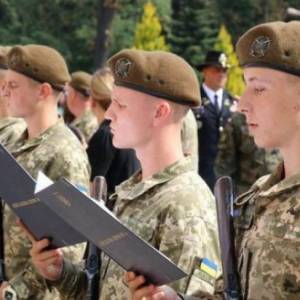 Выпускники массово получают повестки в армию: МОН просит отсрочить призыв