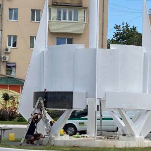 В Измаиле реставрируют стелы на площади Мира и на круговом повороте с объездной дороги к аэропорту - Город 24 (ФОТО)