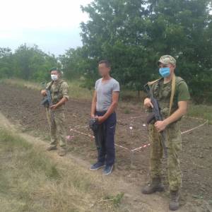 Пограничники Измаильского отряда задержали на Дунае две румынские моторные лодки , а на суше гражданина Молдовы