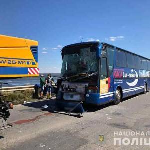 В Одесской области рейсовый автобус столкнулся с автокраном: 5 человек пострадало
